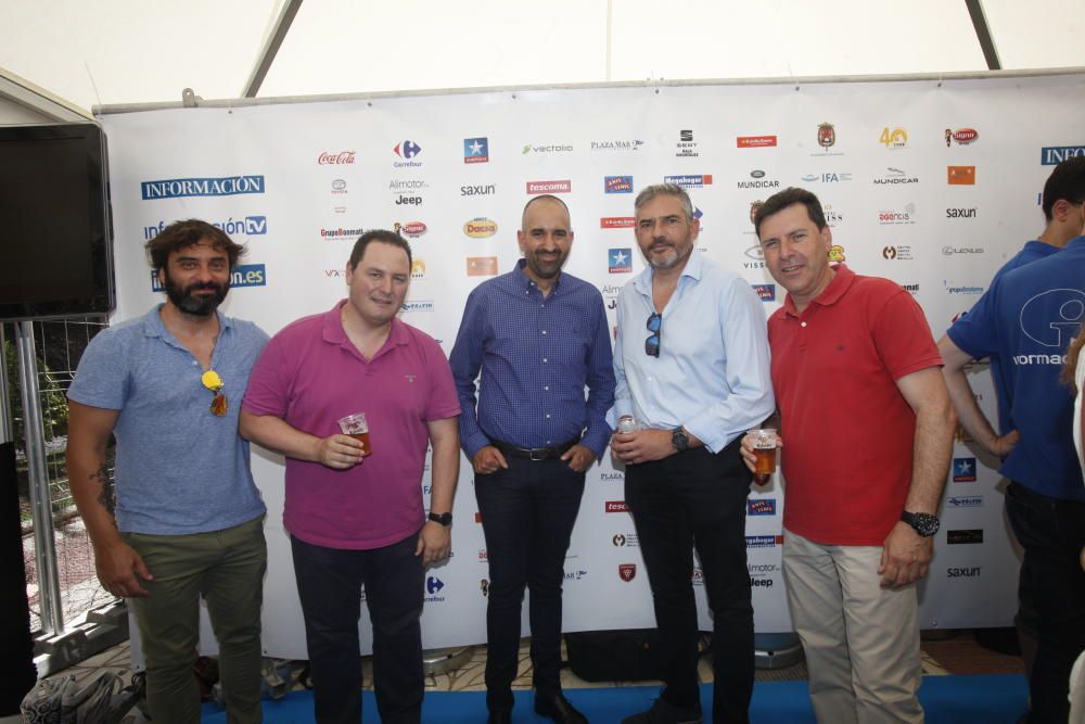 El director comercial de INFORMACIÓN, Víctor San Bartolomé, con Iván Gómez, comercial de Estrella Damm, el director de INFORMACIÓNTV, Adrián Ivorra, y Francisco Berenguer y José Luis Fuentes, también de Estrella Damm.