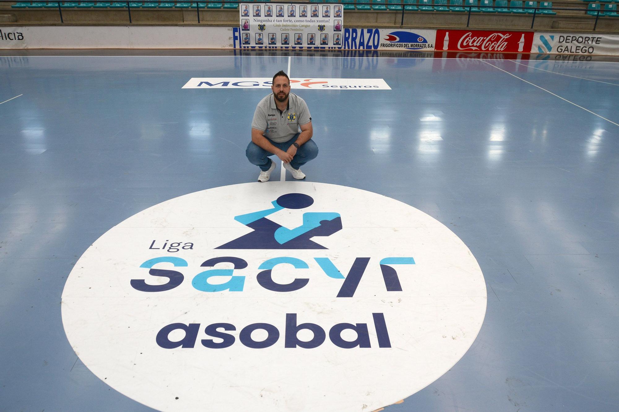 Nacho Moyano, en el centro de la pista de O Gatañal.