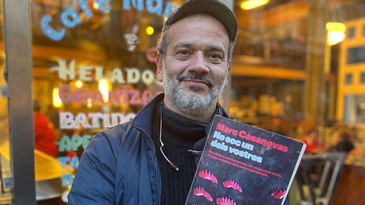 Àlex Montiel, con 'No soc un dels vostres', el libro escrito por Marc Casanovas.