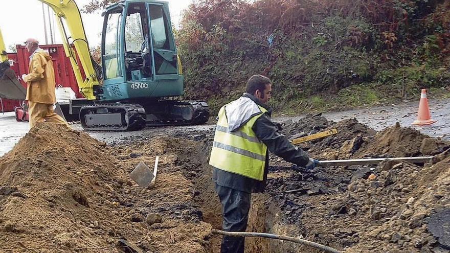 Obras en el vial de O Castro. // FdV