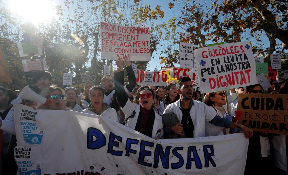 Les protestes de bombers i metges arriben al Parlament