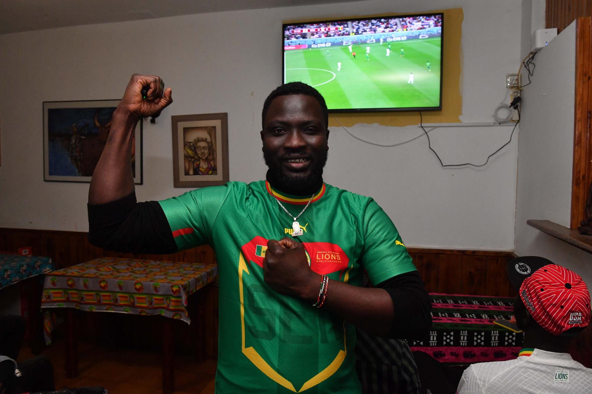 Senegaleses en A Coruña se reúnen en el Agra para ver el partido Senegal-Inglaterra en el Mundial de Qatar