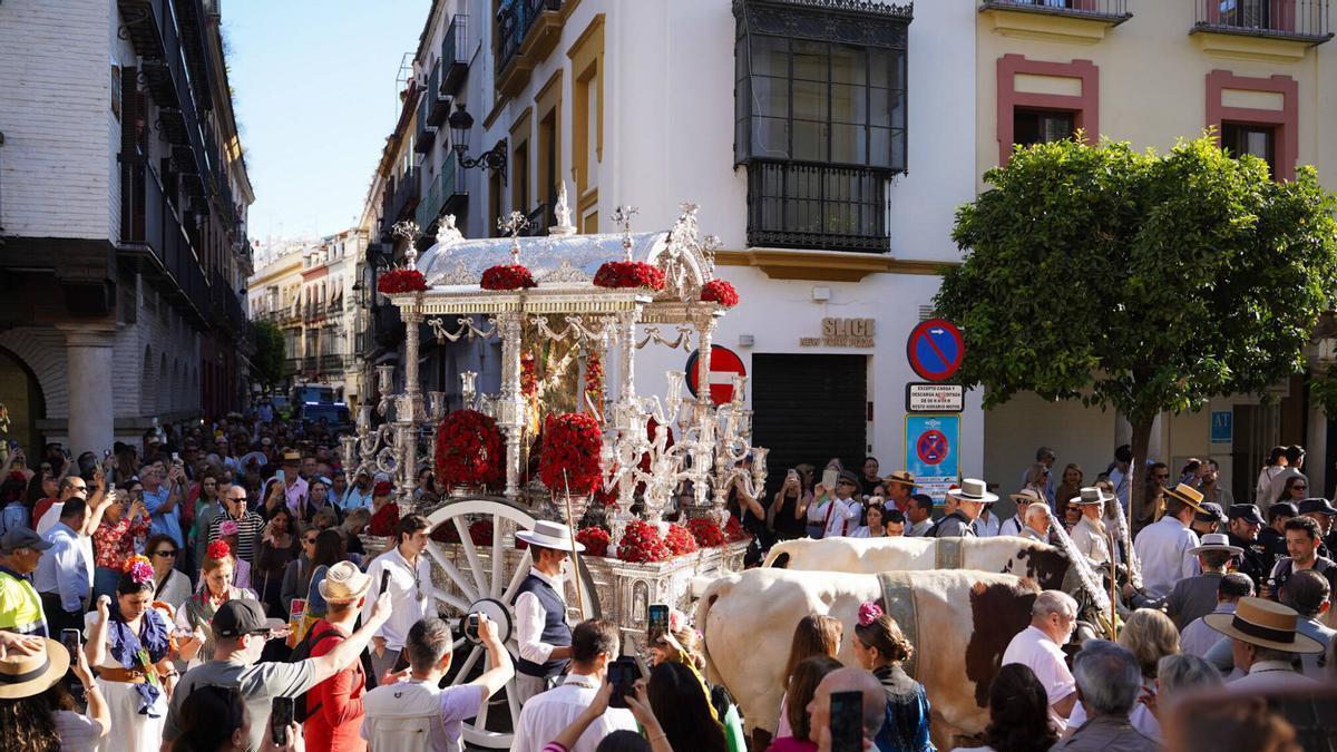 Salida de La Hermandad de Nuestra Señora del Rocío de Sevilla