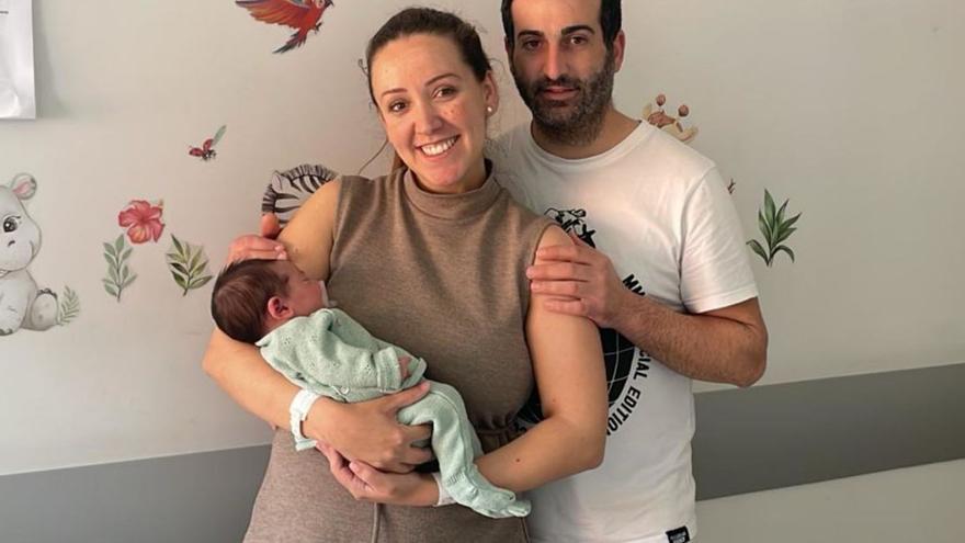 Mar Alcalá este viernes junto a su hija Rocío y su pareja al recibir el alta en la Unidad Provínculo Neonatal.