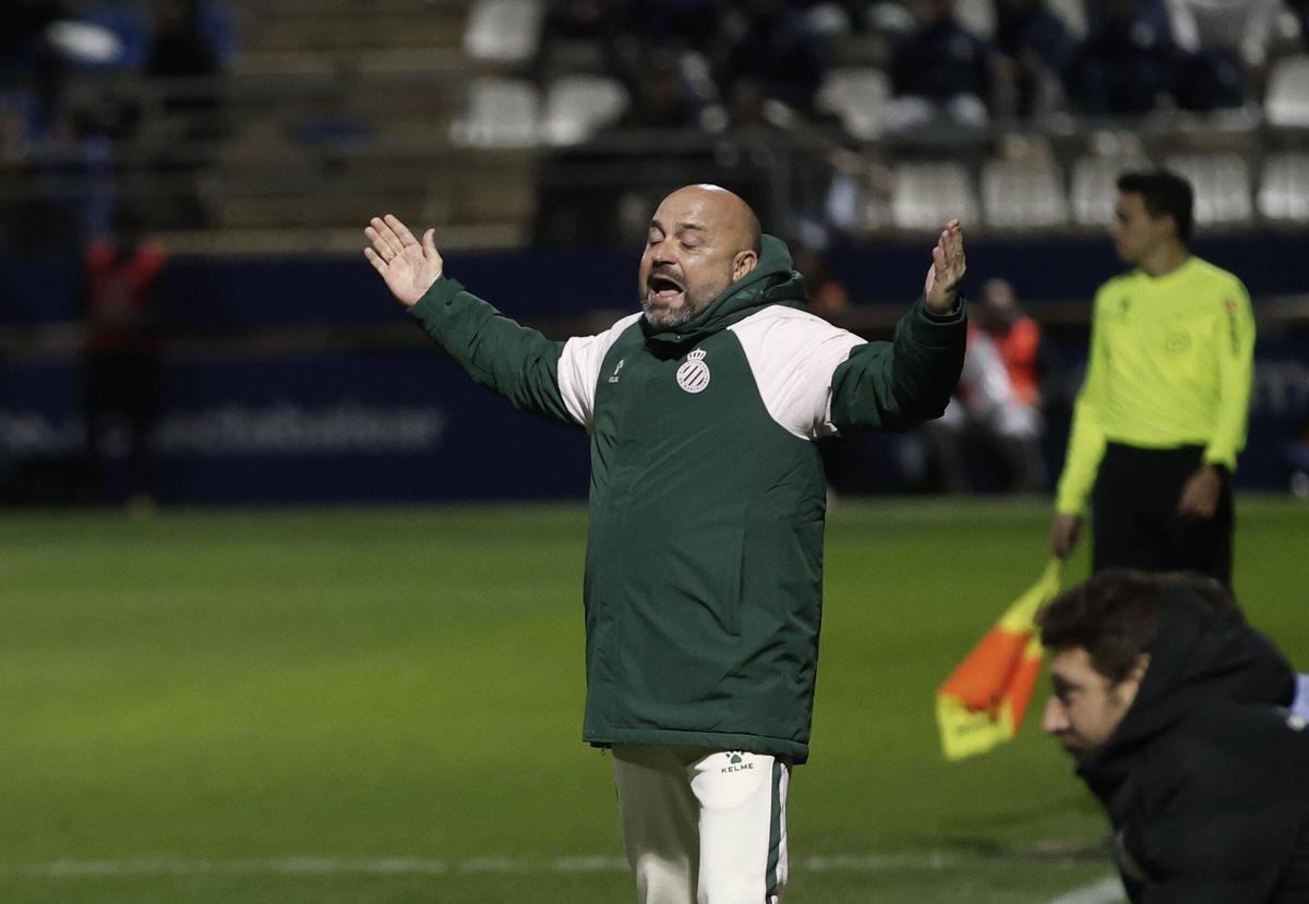 Manolo González lamenta una acción en el Estadio Balear.