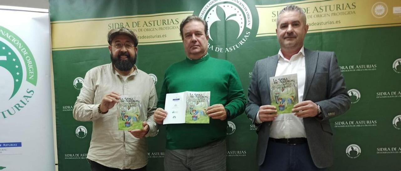 Por la izquierda, David Acera, Guillermo Guisasola y Luis Benito García, ayer, en Villaviciosa. | S. Arias