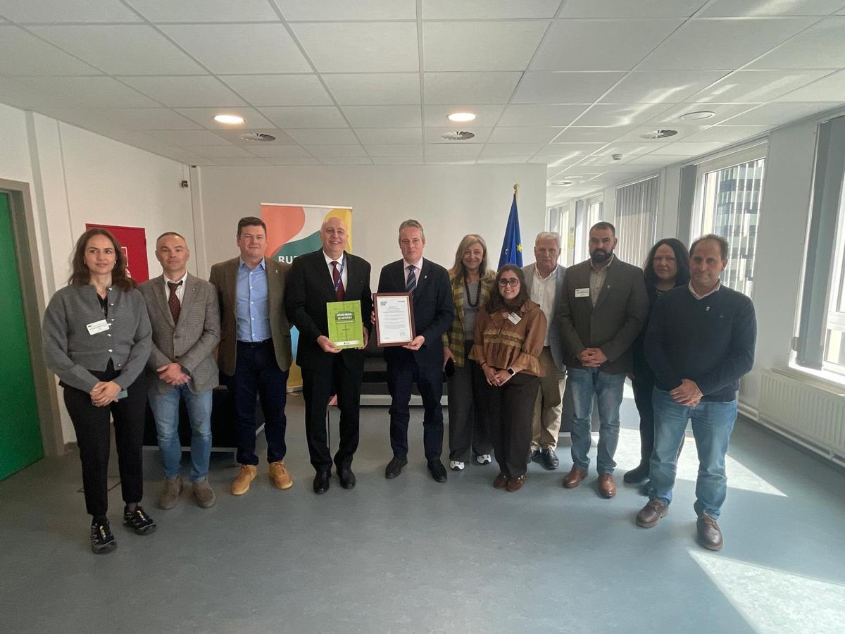 La delegación asturiana en Bruselas, con el director de Agricultura, Mario Micholuev (cuarto por la izquierda).