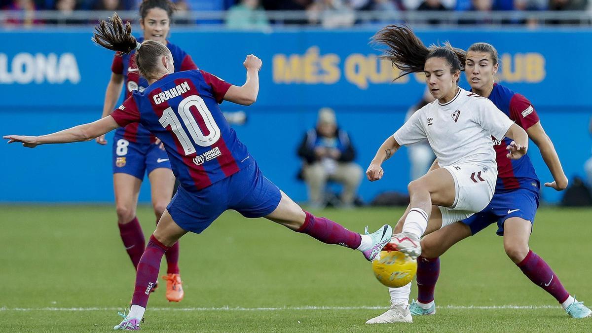 Esperanza Pizarro, rodeada de tres jugadoras azulgranas: Graham Hansen, Marta Torrejón y Patri Guijarro.