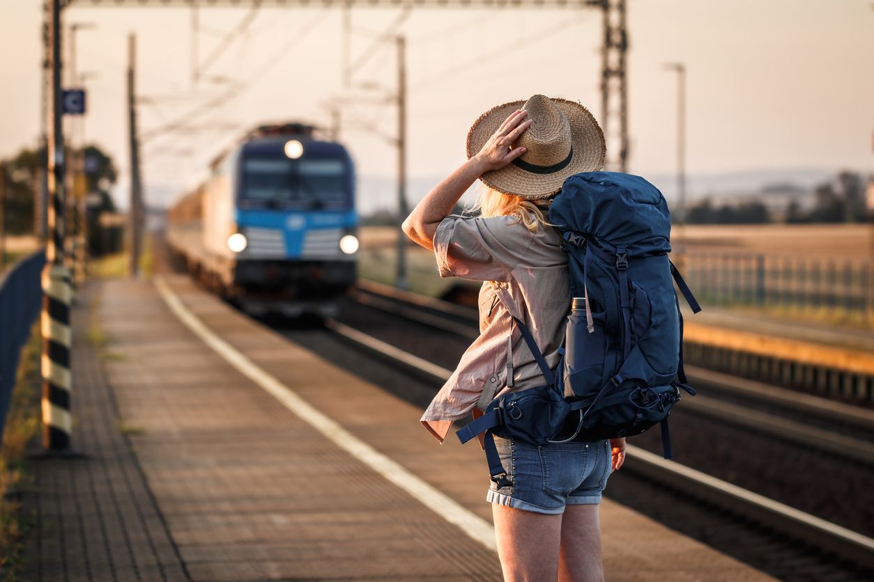 Cada vez son más los viajeros que se animan a llegar a su destino de vacaciones en tren.