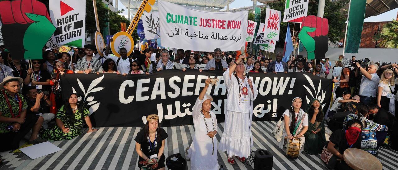 Manifestación en la cumbre del clima de Dubai