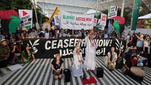 Manifestación en la cumbre del clima de Dubai