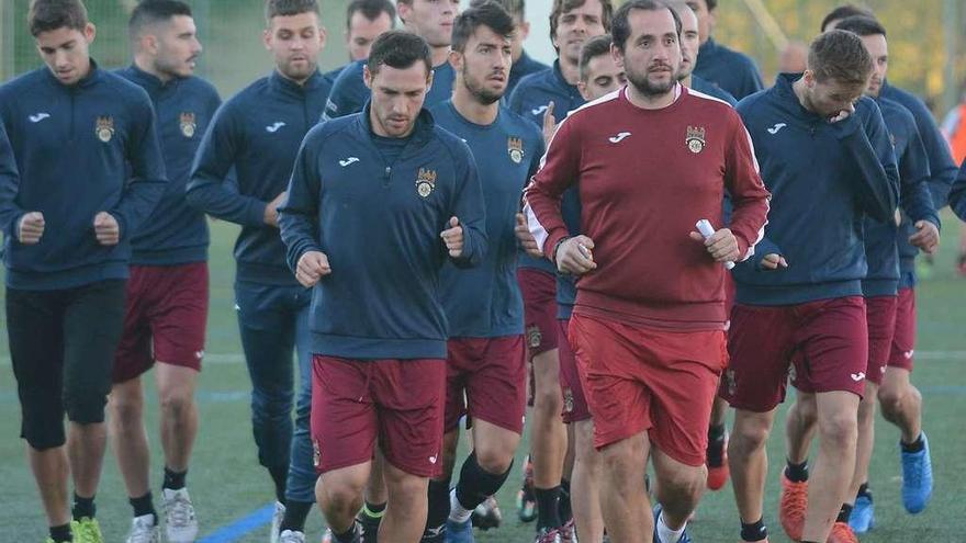 Roberto Valdés y David Añón al frente del pelotón de calentamiento durante un entrenamiento del Pontevedra en Príncipe Felipe . // R.V.