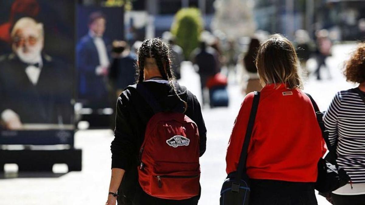 Dos jóvenes en una foto de archivo.