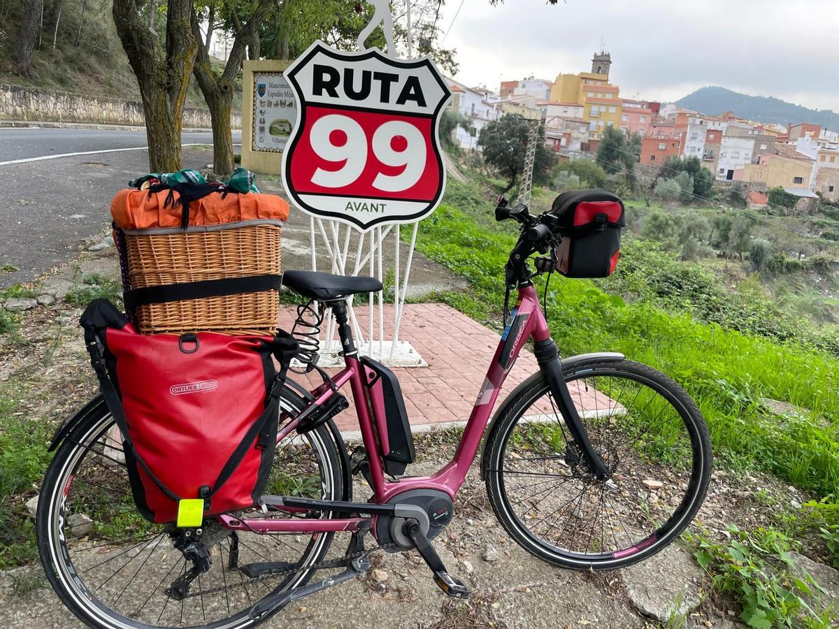Una bicicleta con alforjas y cesta de mimbre en Villamalur (l'Alt Millars), incluido en la ruta 99.