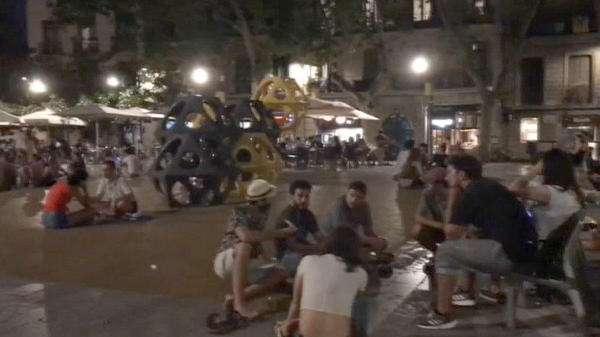 Ambiente en la plaza del Sol de Gràcia, en Barcelona, el miércoles, 15 de julio, por la noche.