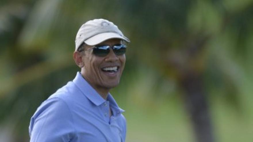 Obama se relaja jugando al golf