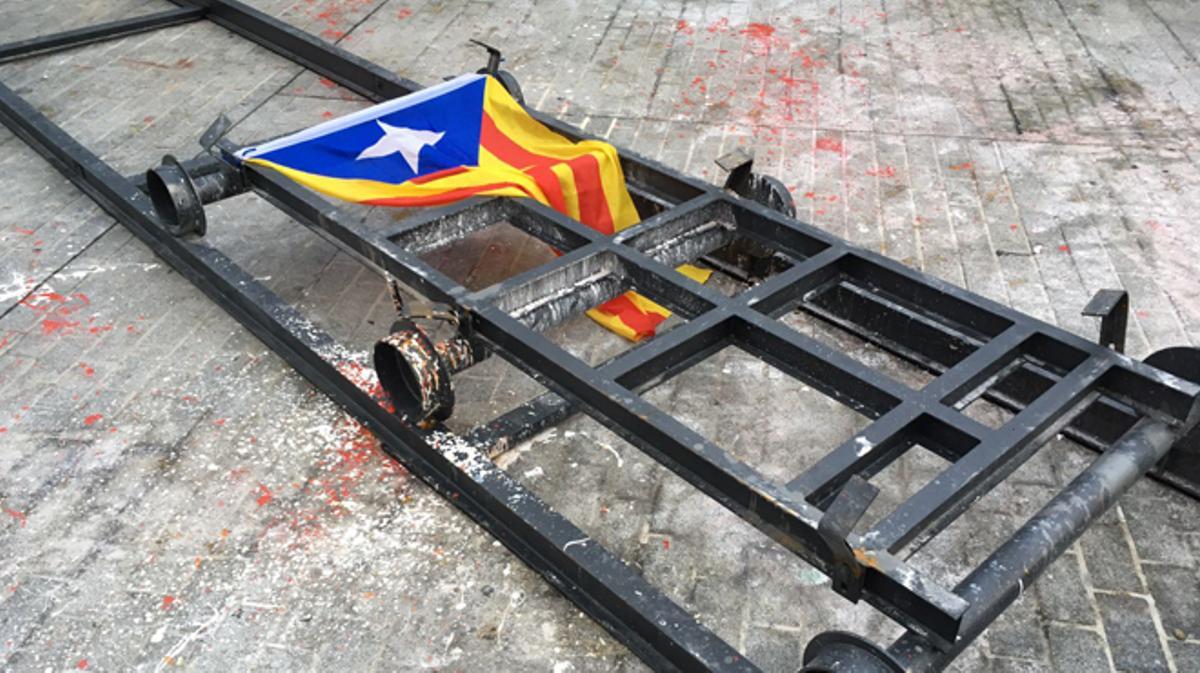 LAjuntament de Barcelona retira lestàtua de Franco davant el Born després de ser tombada