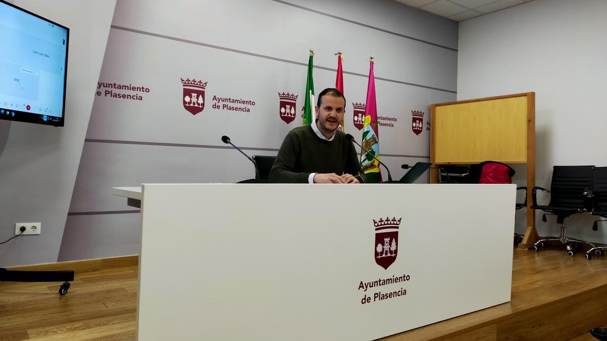 El edil de Plasencia que ha denunciado los recortes en ayudas para empleo de Junta y Diputación.