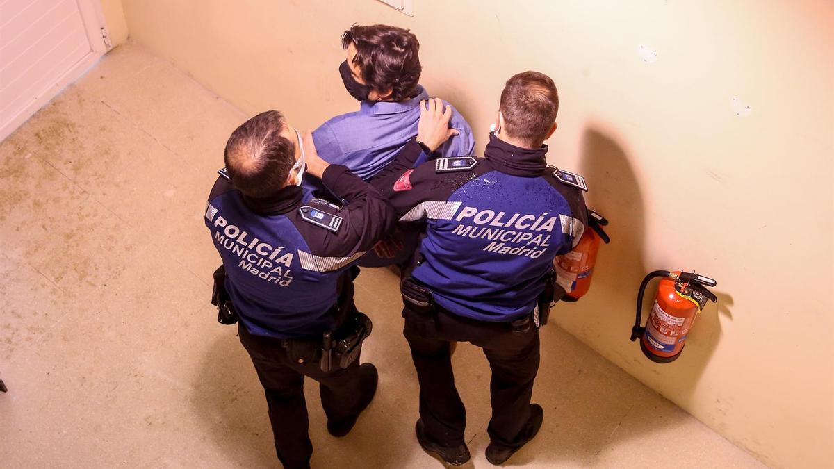 Dos agentes detienen a un hombre en la simulación de un caso de violencia de género