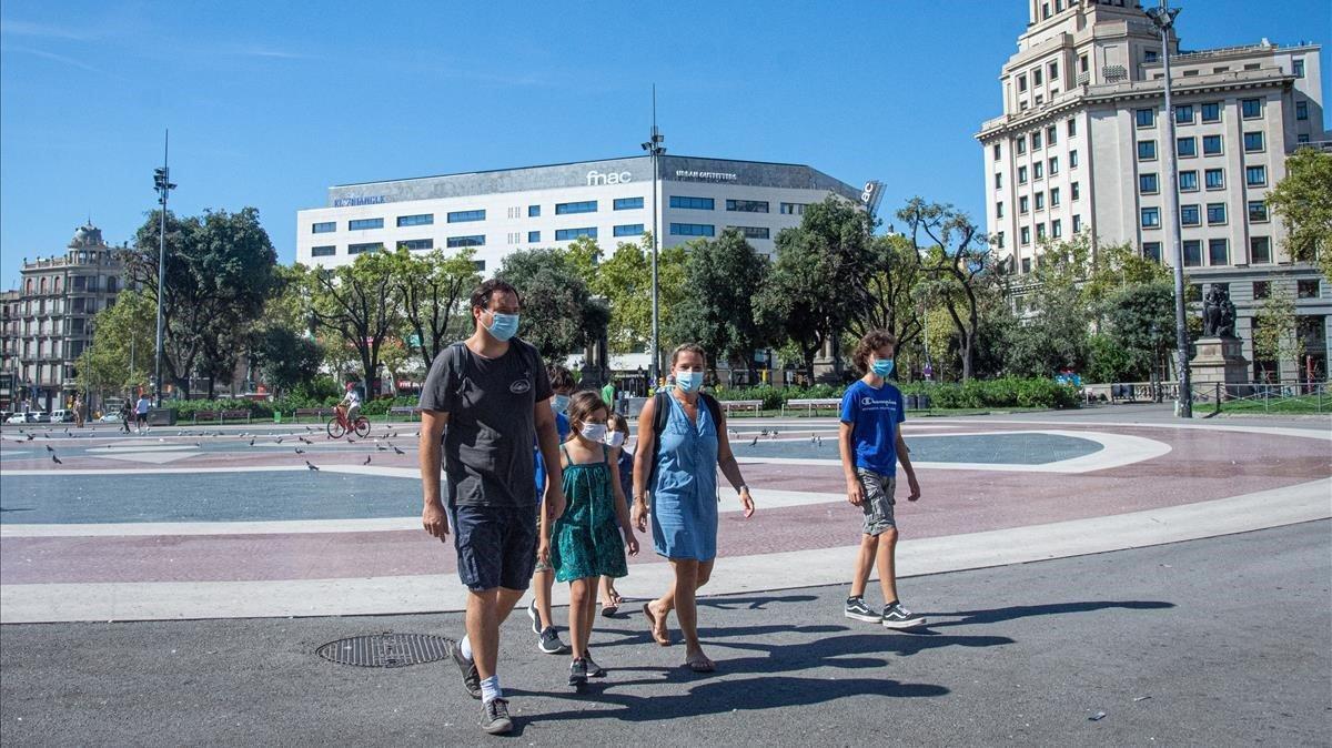 Aspecto de la plaza de Catalunya, sin apenas turistas.