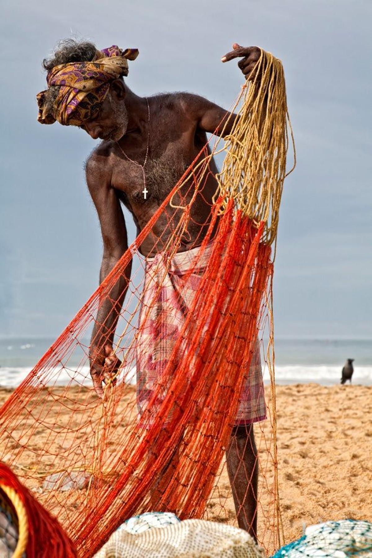 Pescador trabajando con las redes.
