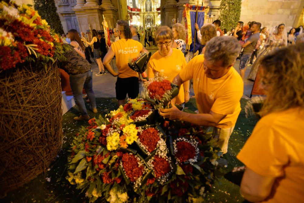 Ofrenda floral multitudinaria en Elche