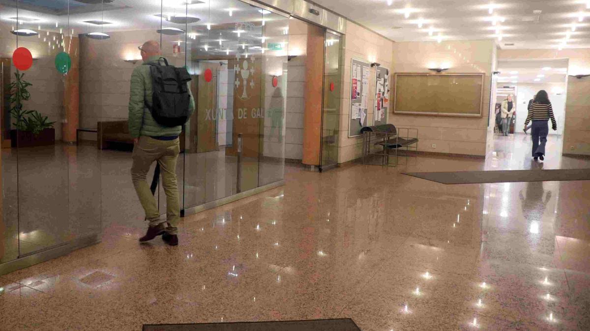 Trabajadores en la sede central de la Xunta en Santiago de Compostela.