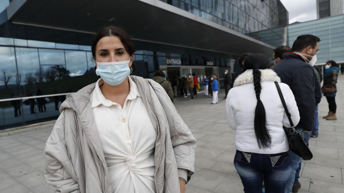 Iriana López, en la cola para recibir la primera dosis de la vacuna.