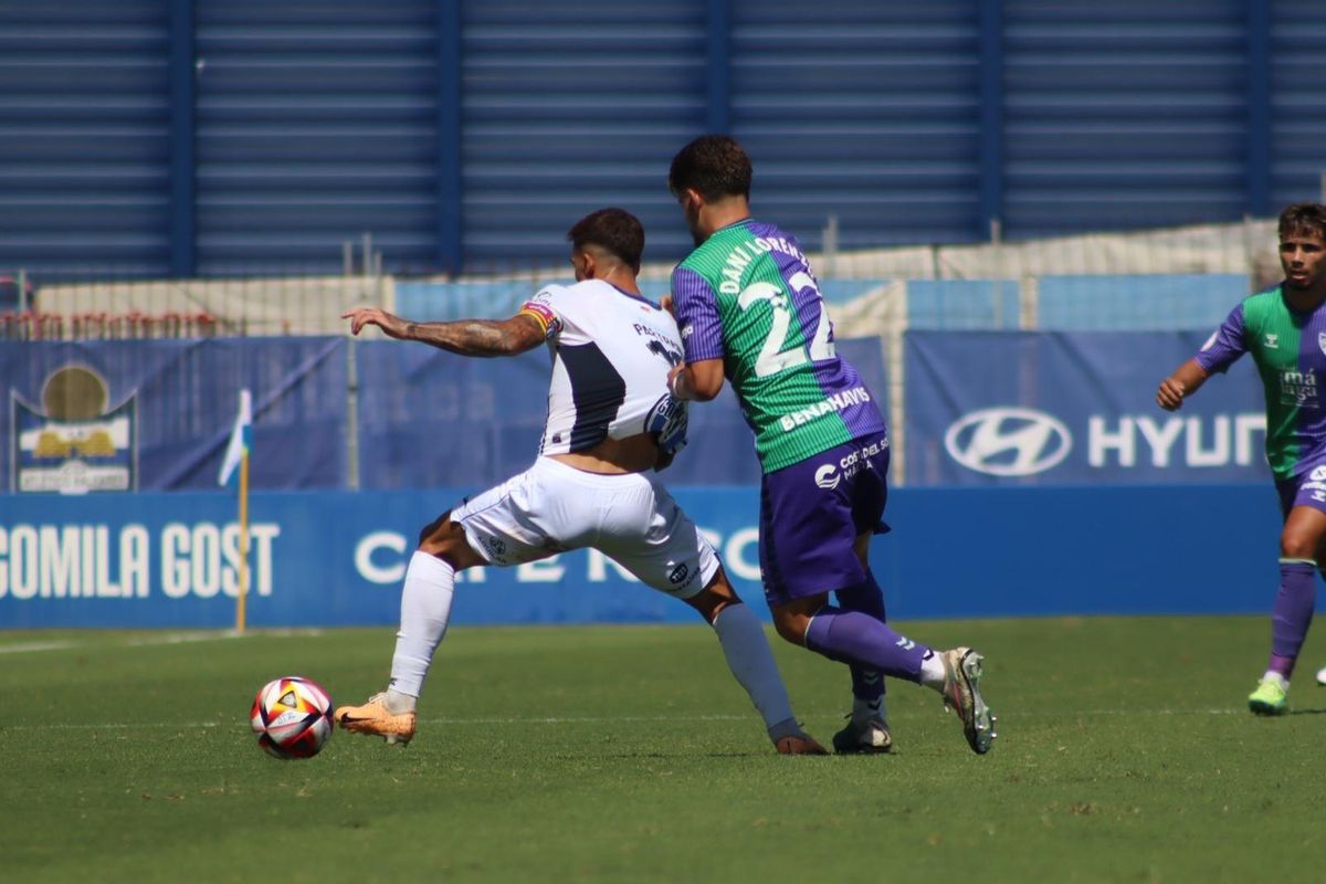 Dani Lorenzo pugna por un balón frente al Atlético Baleares.