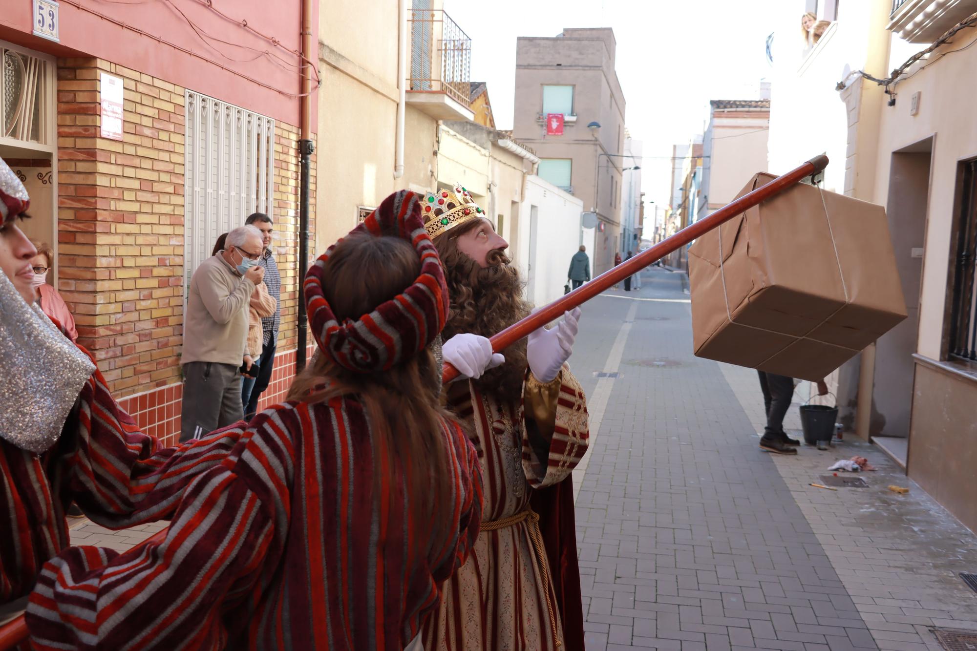 Los Reyes Mayos premian a los vecinos de Vila-real con cientos de regalos en este 2023