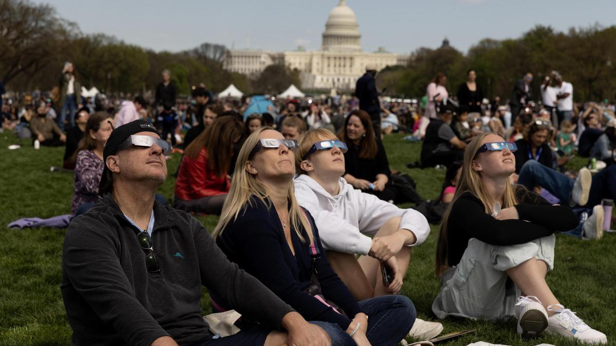 Cientos de personas observando el gran eclipse total de Sol del 8 de abril del año pasado ante el edificio del Capitolio, en Washington DC.