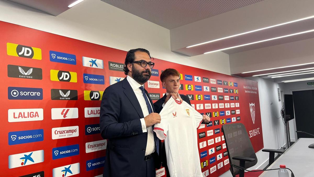 Víctor Orta acompaña a Valentín Barco en su presentación como nuevo jugador del Sevilla FC