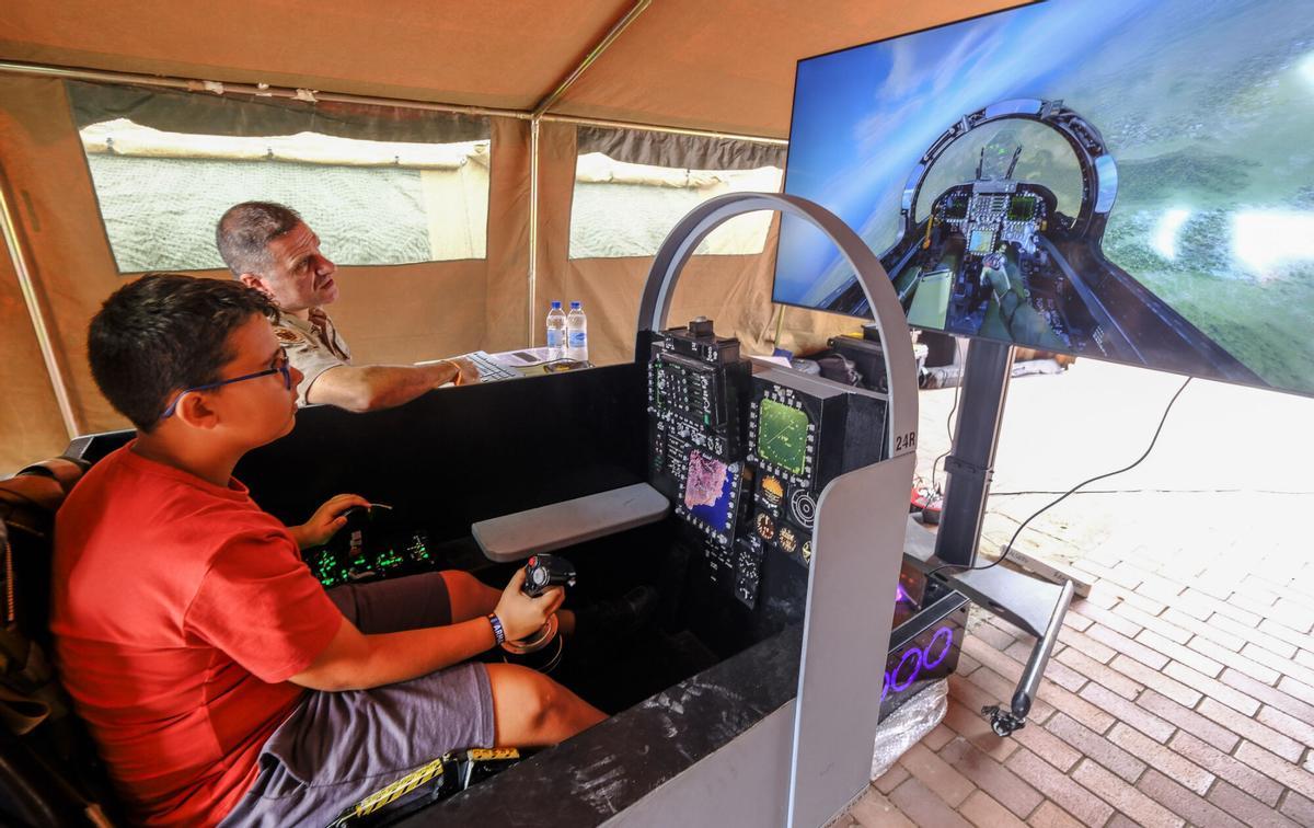 Exhibición de rescate con helicóptero en La Cícer dentro del Día de las Fuerzas Armadas
