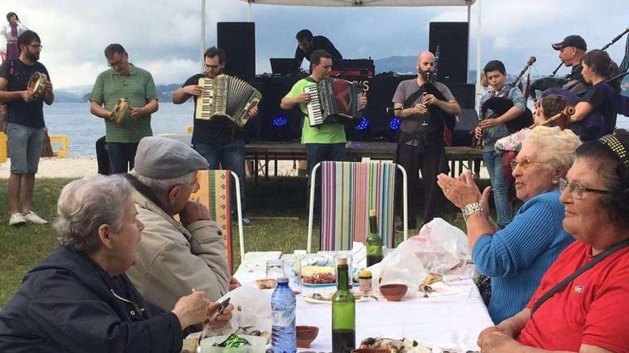 Vecinos celebran una sardiñada en O Curruncho