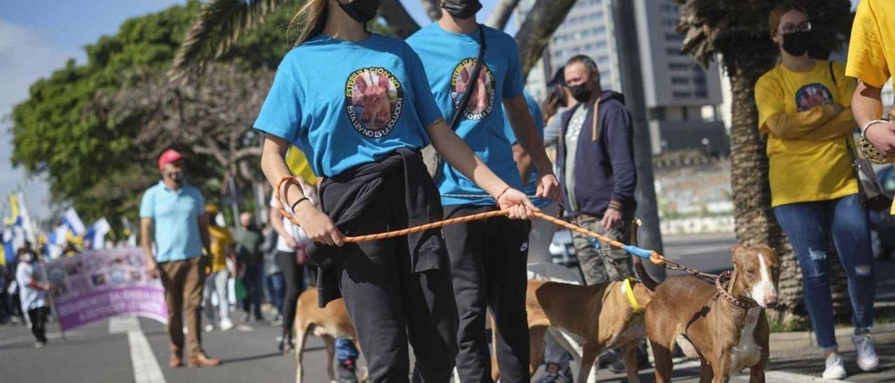 Manifestación de cazadores por las calles de Santa Cruz, el pasado 20 de marzo.