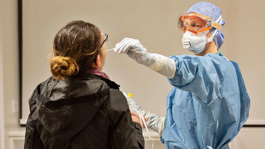 Una sanitària agafa una mostra per fer una prova de coronavirus