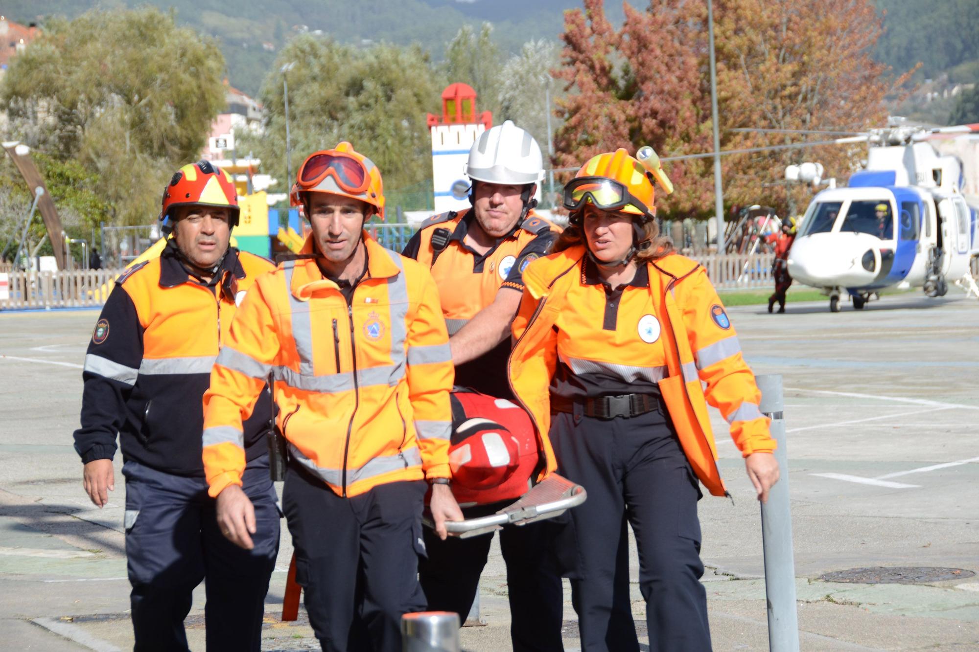 Escenas del simulacro de rescate frente a Moaña.