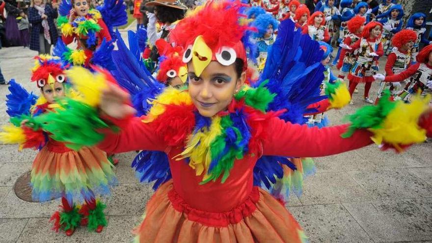 En el desfile de Meis se vieron vistosas coreografías de baile. // Iñaki Abella