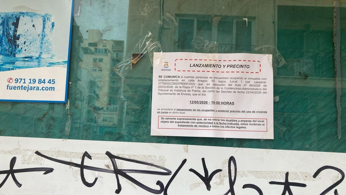 Comunicación del desalojo del supermercado que funcionaba como albergue ilegal.