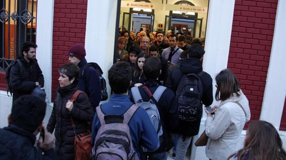 Caos en la estación de Cercanías de Badalona, el pasado martes.