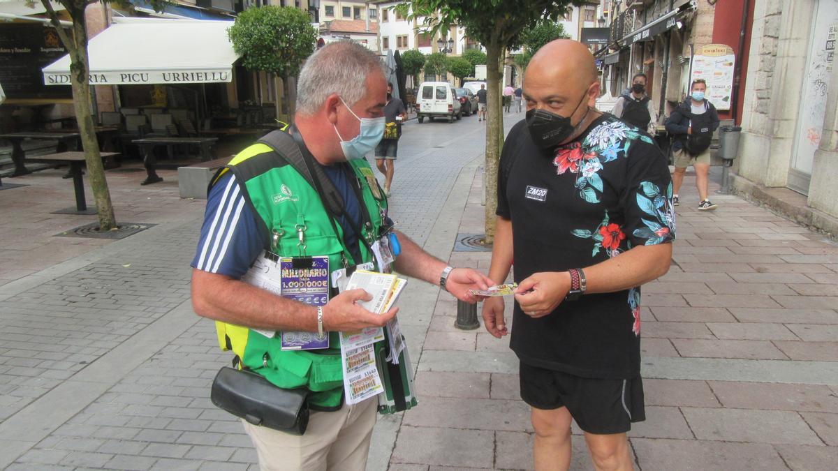 Joel Berdayes conJuan Celorio, uno de sus clientes en Cangas de Onís