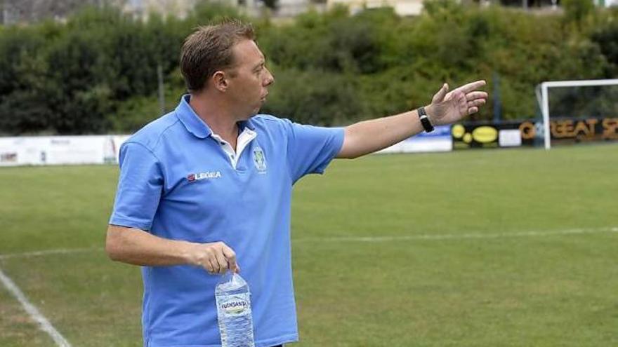 Juanma Castañón da instrucciones a sus futbolistas durante un partido de esta temporada en El Molín.