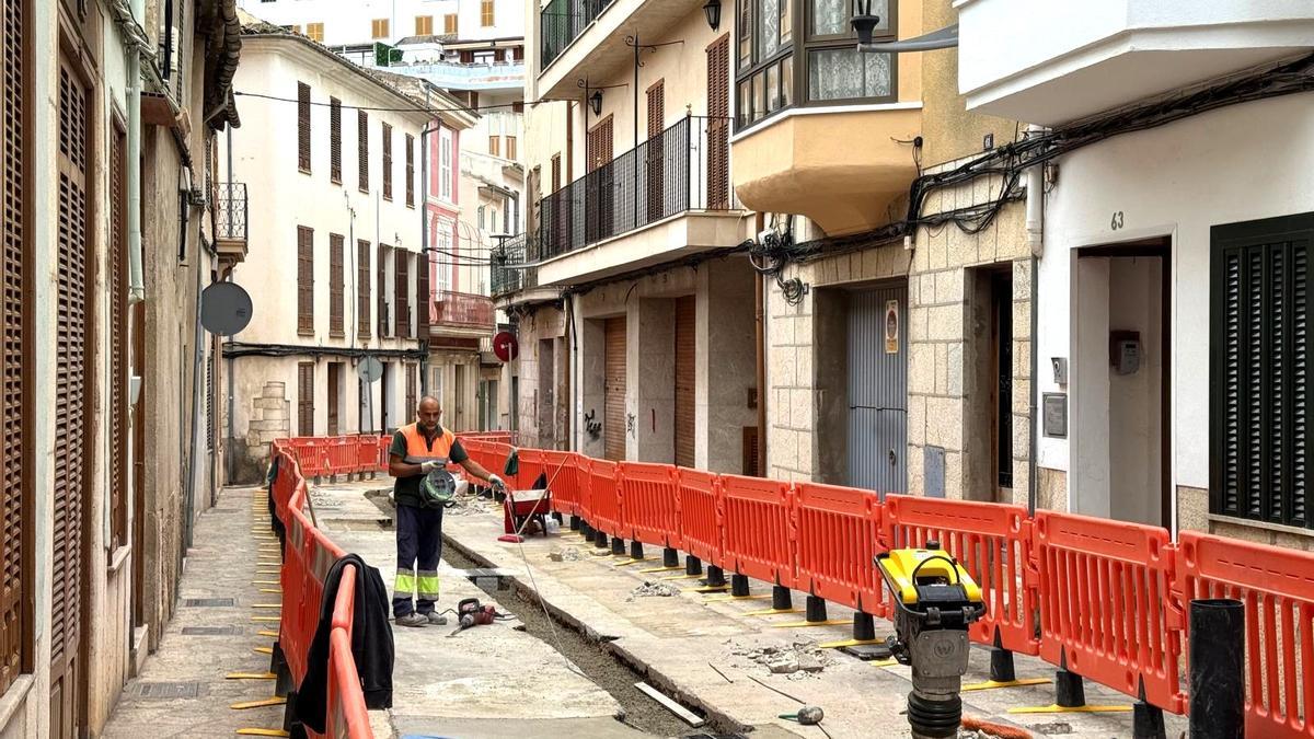 Una imagen de las obras iniciadas en la calle de Sant Bartomeu de Inca.