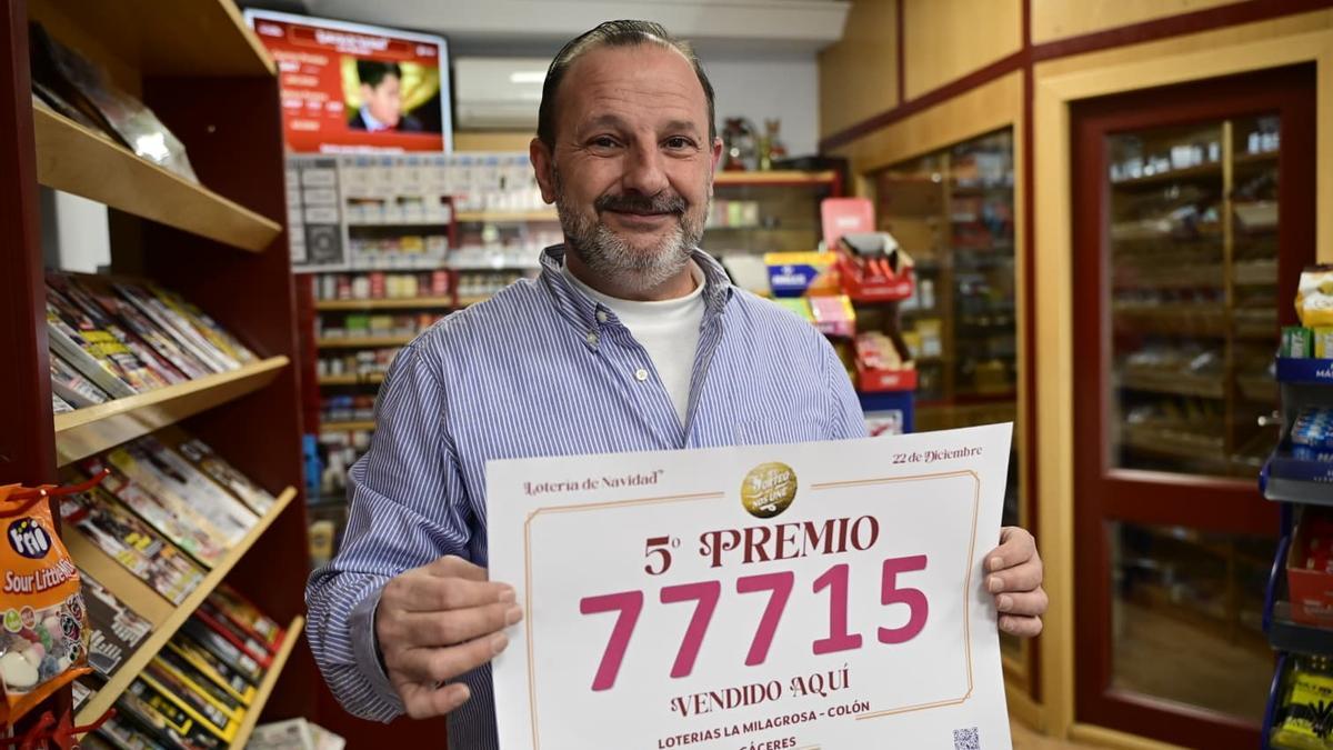 Jorge Sánchez, propietario del estanco Colón de Cáceres.