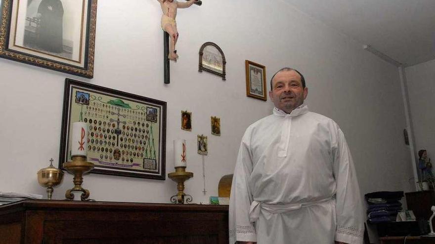 El párroco de Moaña, José Luis Muñiz, en la sacristía de la iglesia, en una imagen de archivo. // G.N.