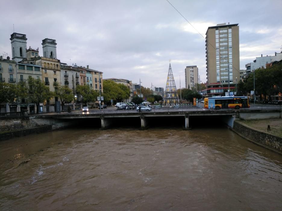 Així de ple passa el riu Onyar, avui divendres, per Girona