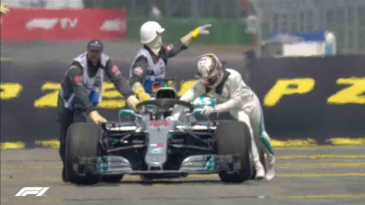 Hamilton, empujando su Mercedes
