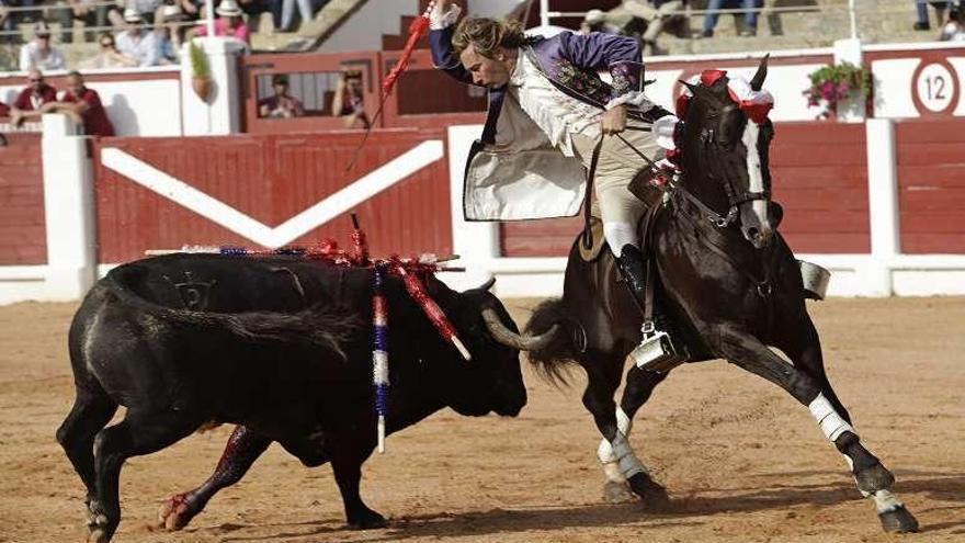 A la izquierda, Rui Fernandes entra a matar. A la derecha, Ventura brinda el toro a Ismael Fernández.