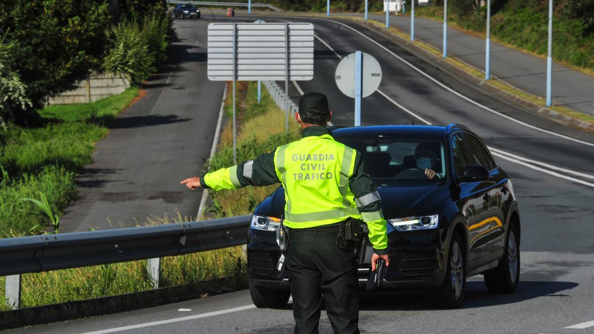 Un control de la Guardia Civil en A Lanzada, ayer.