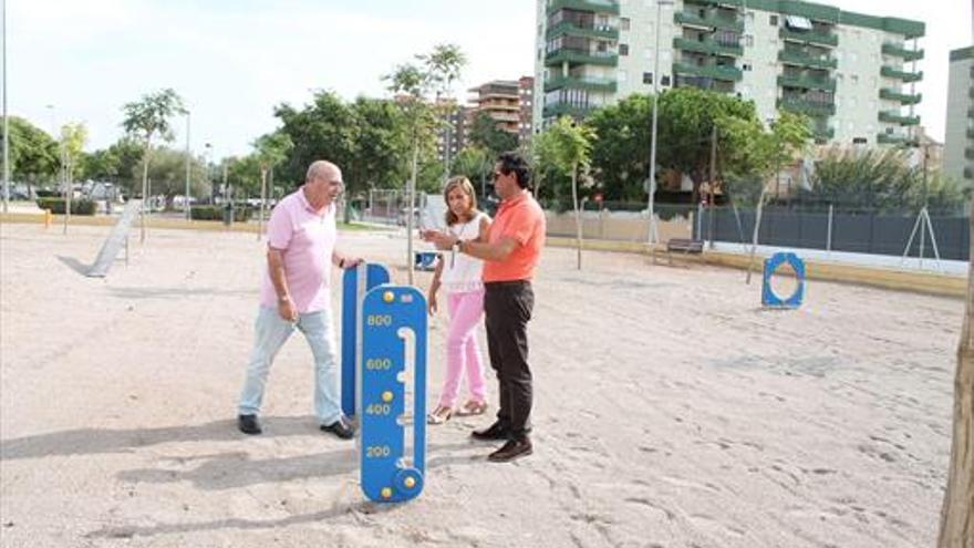 benicàsim instala juegos en los parques caninos